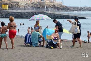 El Ayuntamiento impulsa una nueva campaña de concienciación medioambiental en las playas del municipio (Foto TA)